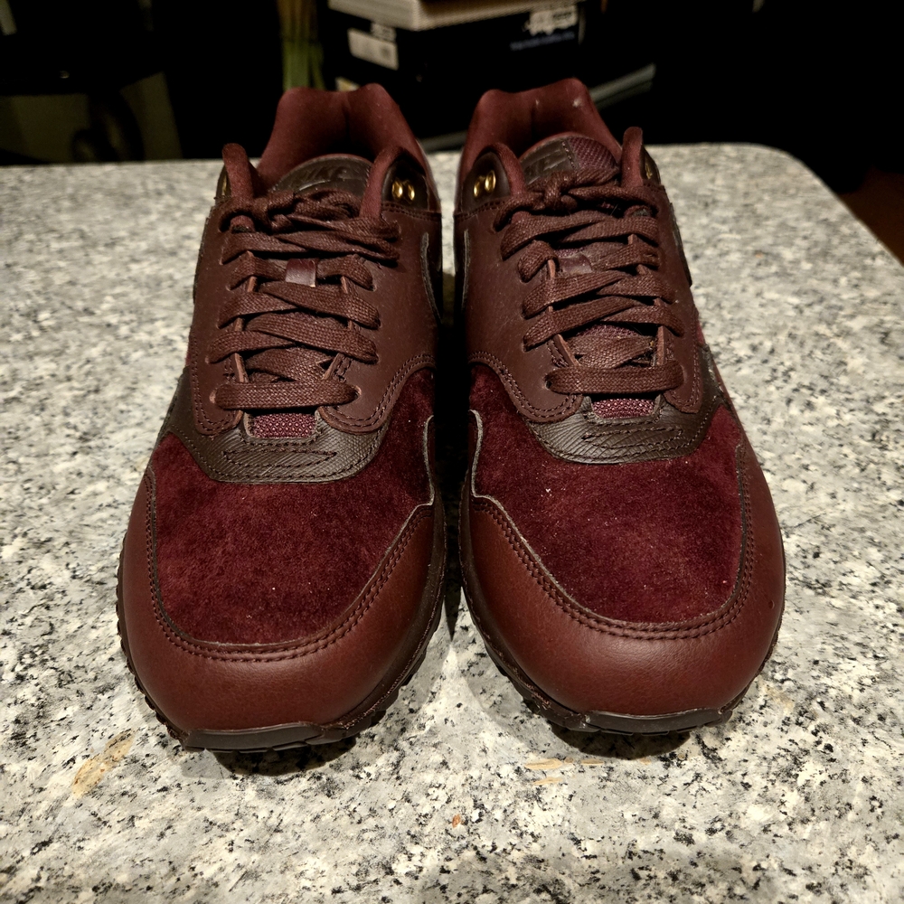 Nike Women's Maroon Sneakers